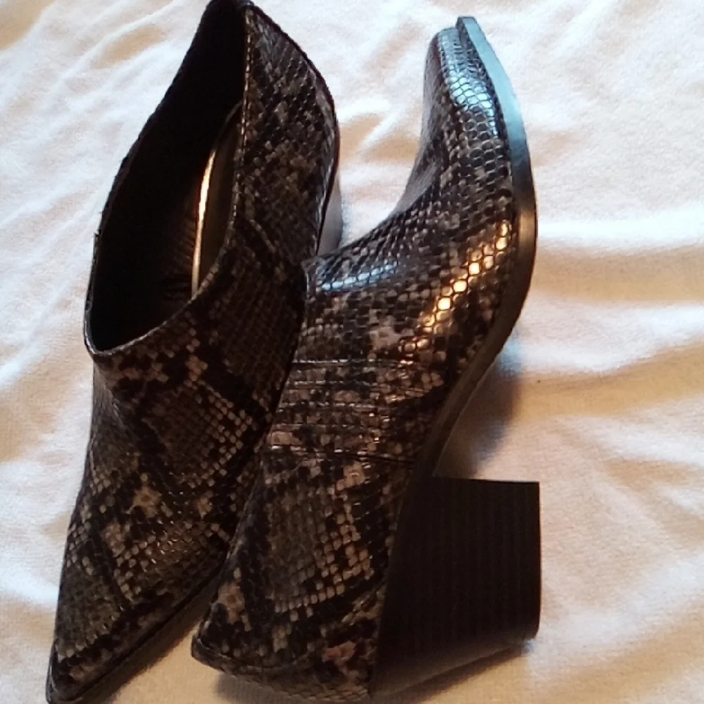 Zara Black Ankle Boots with Sleek Pointed Toe - Picture 6 of 8